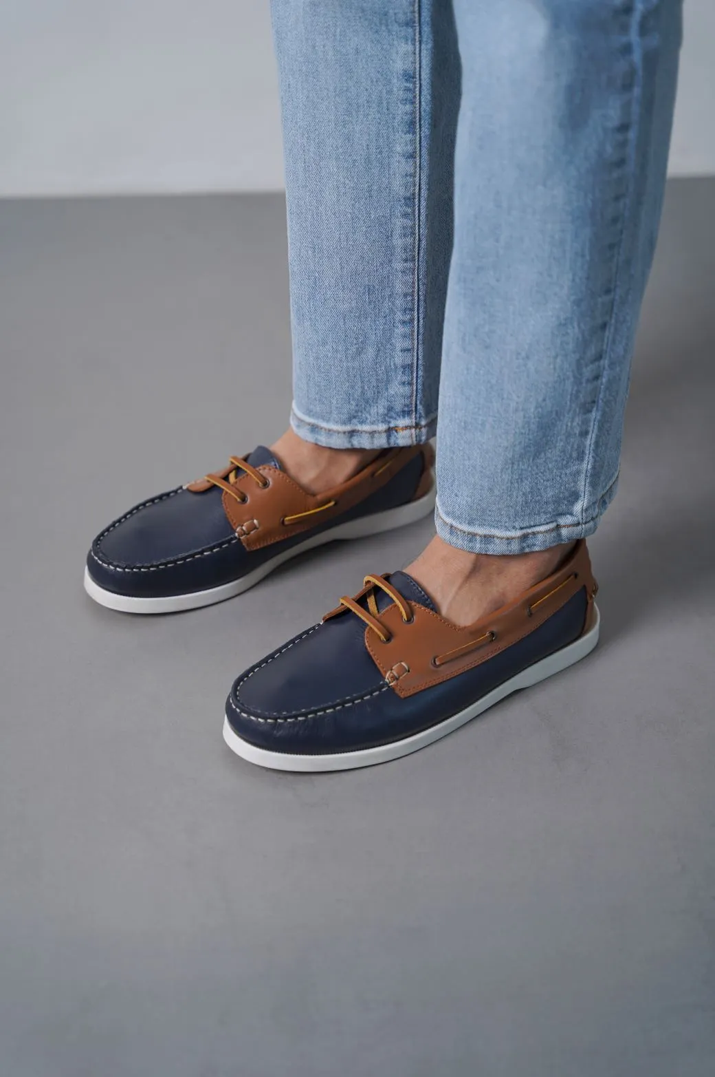 CONTRAST LEATHER BOAT SHOES