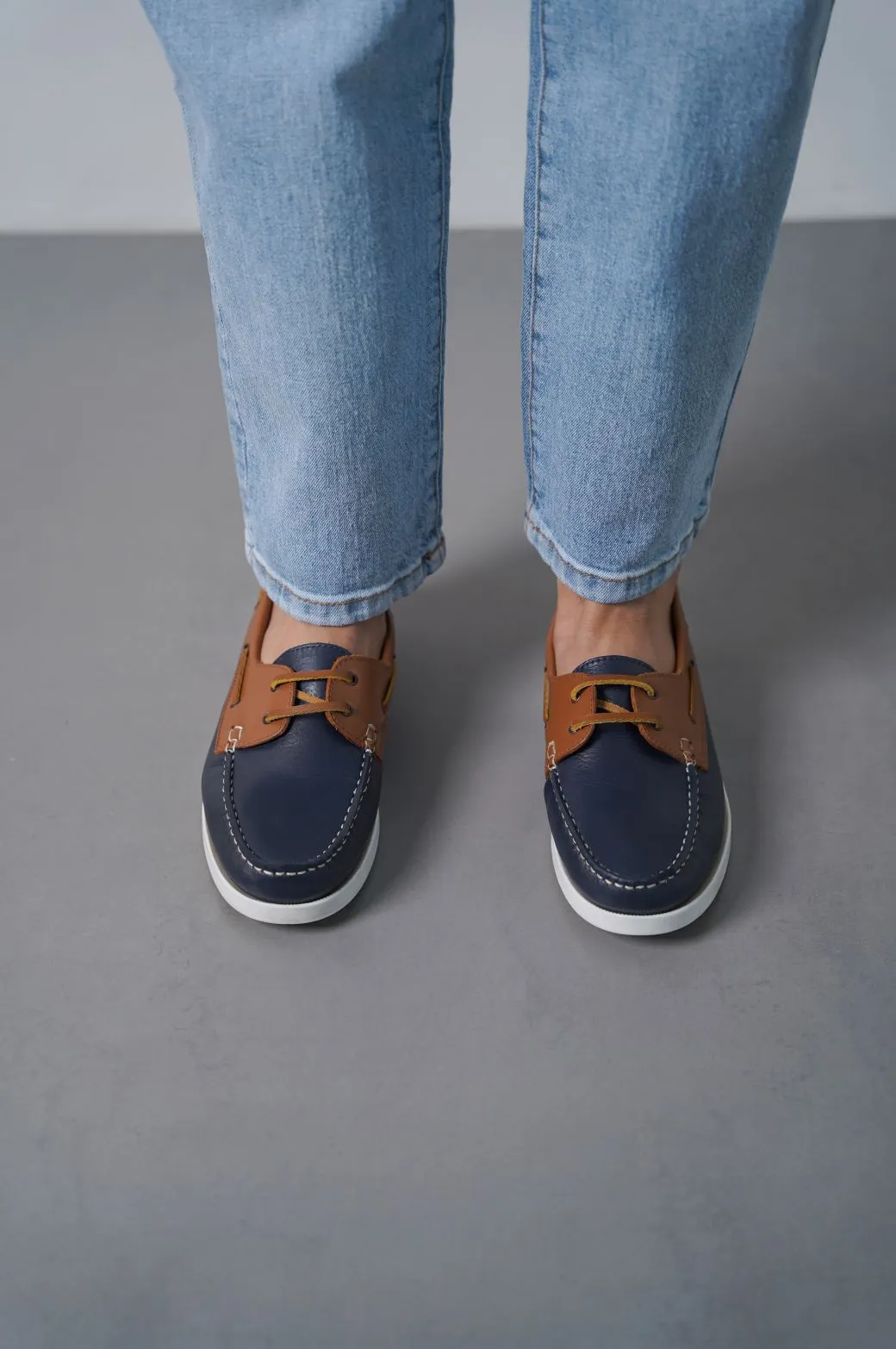 CONTRAST LEATHER BOAT SHOES